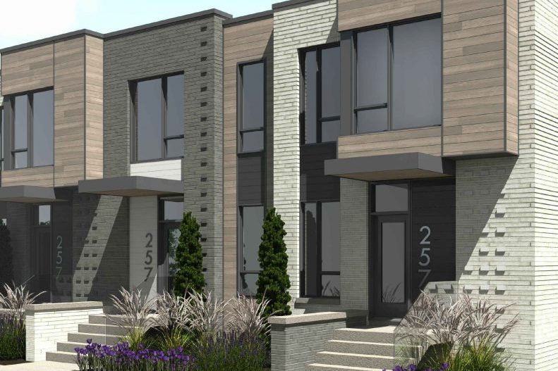 Rendu rapproché des entrées de deux maisons de ville Riv’B, numéros civiques sur la pierre